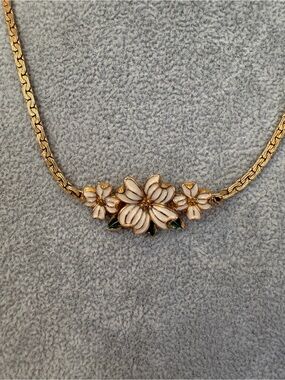 Vintage Gold Tone Plated Cloisonné White Flower Jewelry Necklace Cottagecore 80s